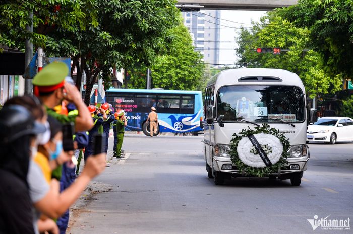 Vào lúc 9h30, xe tang đưa thi hài Thượng úy Đỗ Đức Việt từ bệnh viện 198 qua nhà riêng tại số 16, ngõ 30 phố Văn La (quận Hà Đông).
