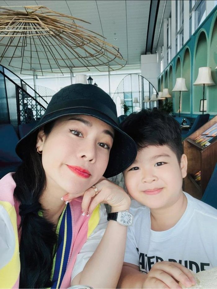 Nhật Kim Anh bị nghi đã có tình mới khi đeo nhẫn ở ngón áp út.