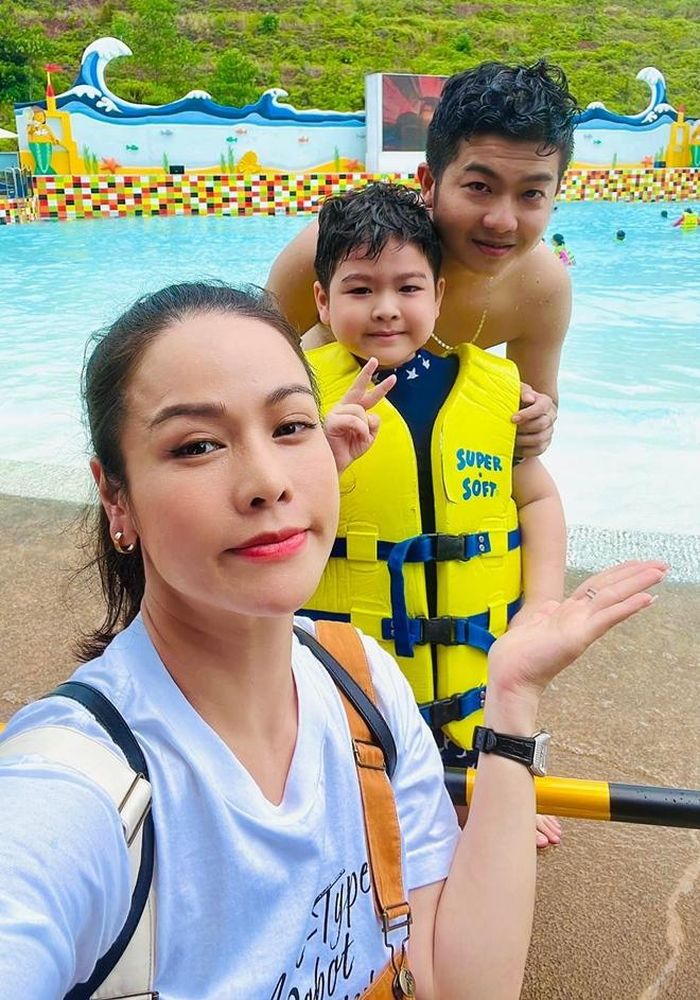 Nhật Kim Anh cùng chồng cũ vui vẻ cùng nhau đưa con trai đi chơi.