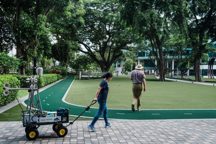  Rachel Pek kéo Smarty - thiết bị theo dõi các yếu tố như gió - để thực hiện nghiên cứu "Cooling Singapore". Ảnh: New York Times. 