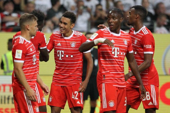  Sơ đồ 4-4-2 của HLV Nagelsmann đem đến sự cân bằng cho Bayern trước Frankfurt. Cặp tiền đạo Gnabry và Mane giàu tốc độ và có khả năng di chuyển rộng. Trong khi đó, Thomas Muller dạt biên phải và sẵn sàng xộc thẳng vào vòng cấm Frankfurt khi cơ hội. 