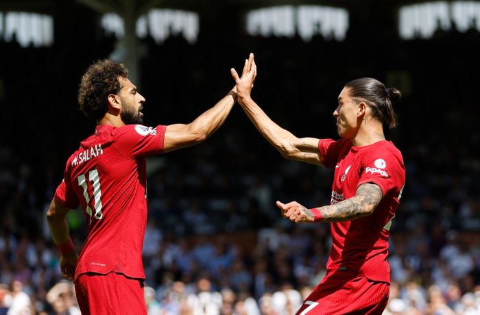  Mohamed Salah cũng chứng tỏ vai trò quan trọng trong đội hình Liverpool. Siêu sao người Ai Cập in dấu giày vào 8 bàn và 5 kiến tạo trong các trận mở màn Premier League. 8 bàn Salah ghi được ở các trận mở màn Premier League là thành tích tốt nhất lịch sử giải đấu. Salah cũng là người đầu tiên ghi bàn trong trận mở màn 6 mùa giải liên tiếp.