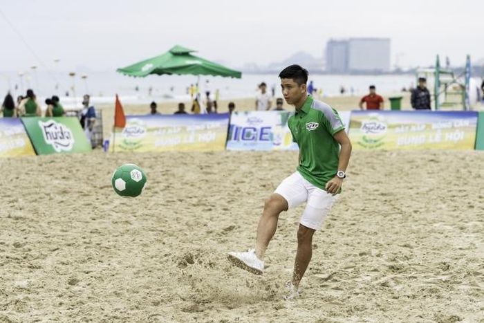 Phan Văn Đức giao lưu với khán giả trong vai trò đại sứ Lễ hội bóng đá biển Huda 2022