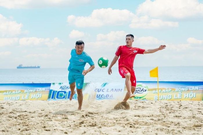 Một pha tranh chấp quyết liệt trong khuôn khổ Giải đấu Bóng đá biển Huda 2022