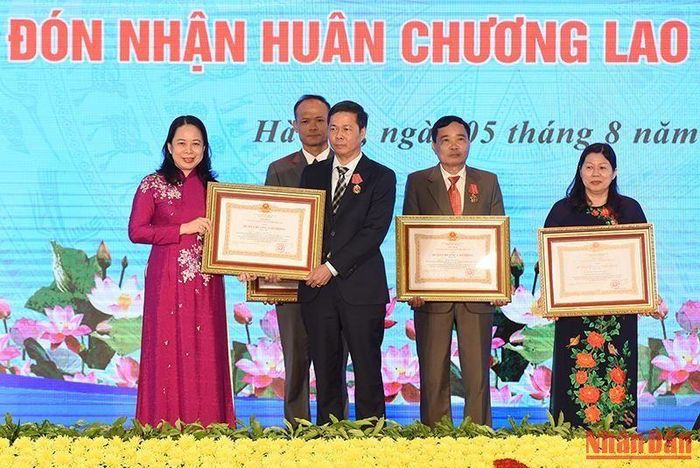 Phó Chủ tịch nước Võ Thị Ánh Xuân trao các phần thưởng cao quý cho các tập thể, cá nhân thuộc Bộ Tài nguyên và Môi trường.