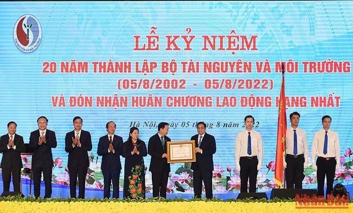 Thủ tướng Chính phủ Phạm Minh Chính thay mặt lãnh đạo Đảng, Nhà nước trao Huân chương Lao động hạng Nhất tặng Bộ Tài nguyên và Môi trường.