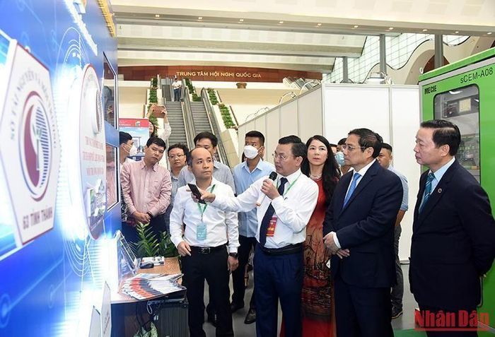 Thủ tướng Phạm Minh Chính và các đồng chí lãnh đạo, nguyên lãnh đạo Đảng, Nhà nước tham quan triển lãm thành tựu của Bộ Tài nguyên và Môi trường trong khuôn khổ lễ kỷ niệm.