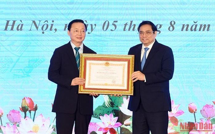 Thủ tướng Phạm Minh Chính trao Huân chương Lao động hạng Nhất cho Bộ Tài nguyên và Môi trường Trần Hồng Hà.