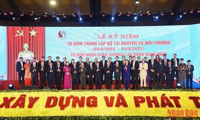 Thủ tướng Phạm Minh Chính với các đại biểu dự Lễ kỷ niệm 20 năm thành lập Bộ Tài nguyên và Môi trường.
