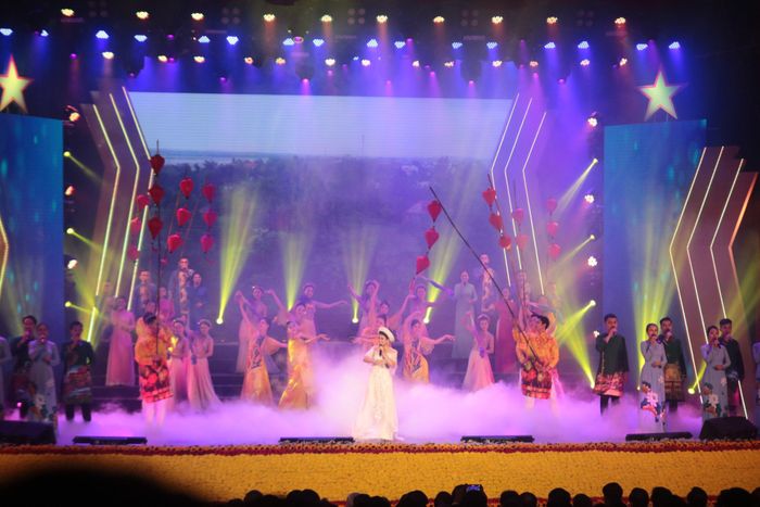 Chương trình văn nghệ kỷ niệm 110 năm Ngày sinh Chủ tịch Hội đồng Nhà nước Võ Chí Công. Ảnh: NGUYỄN CƯỜNG
