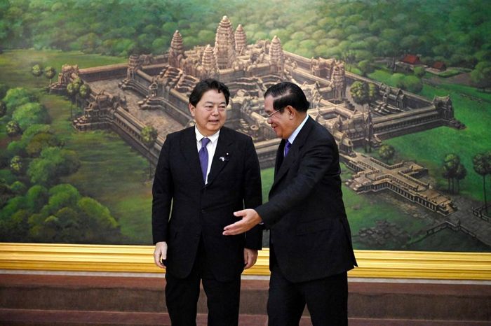 Bộ trưởng Ngoại giao Nhật Bản Yoshimasa Hayashi (trái) cam kết với Thủ tướng Campuchia Hun Sen hỗ trợ ASEAN cải thiện tình hình Myanmar. (Nguồn: AFP)