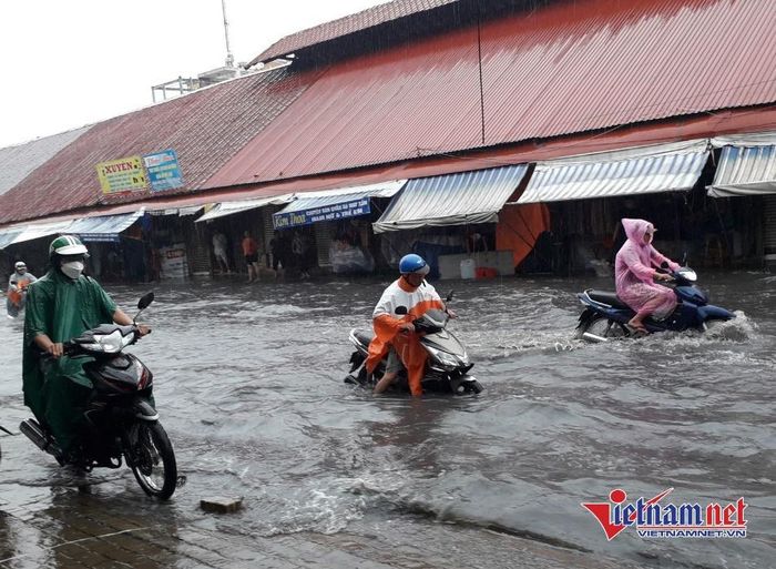 Người dân đi lại khó khăn, nhiều xe chết máy