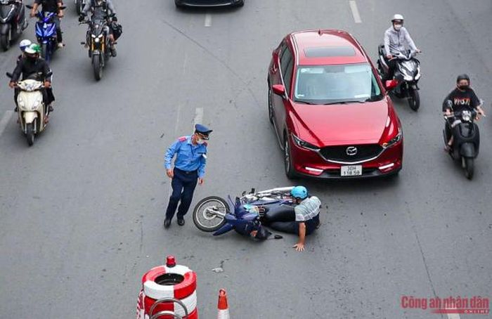 Nhiều người điều khiển xe máy thậm chí đâm vào dải phân cách chia làn.