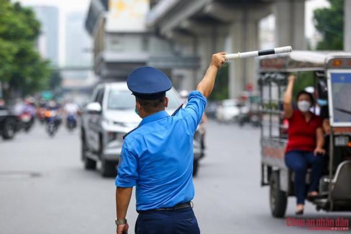 Trong ngày đầu phân làn, lực lượng Thanh tra giao thông được bố trí tại mỗi đầu dải phân cách cứng làm nhiệm vụ hướng dẫn các phương tiện đi đúng làn đường.
