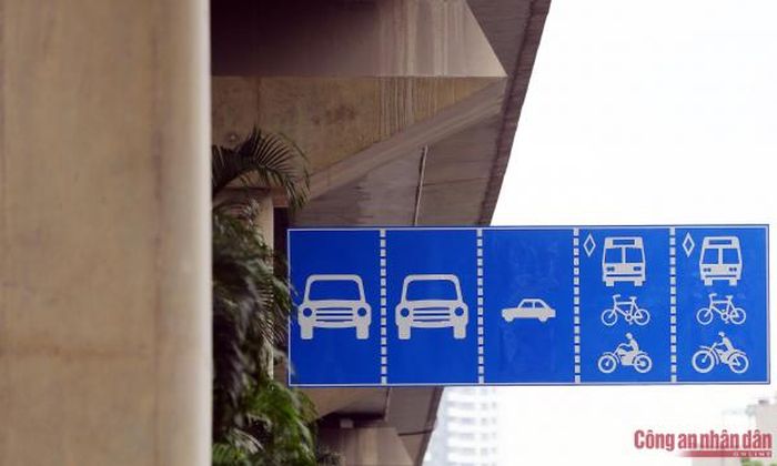 Biển báo phân làn trên đường Nguyễn Trãi được cơ quan chức năng thay đổi nhằm hướng dẫn người tham gia giao thông di chuyển theo làn đường riêng cho xe máy và ôtô.
