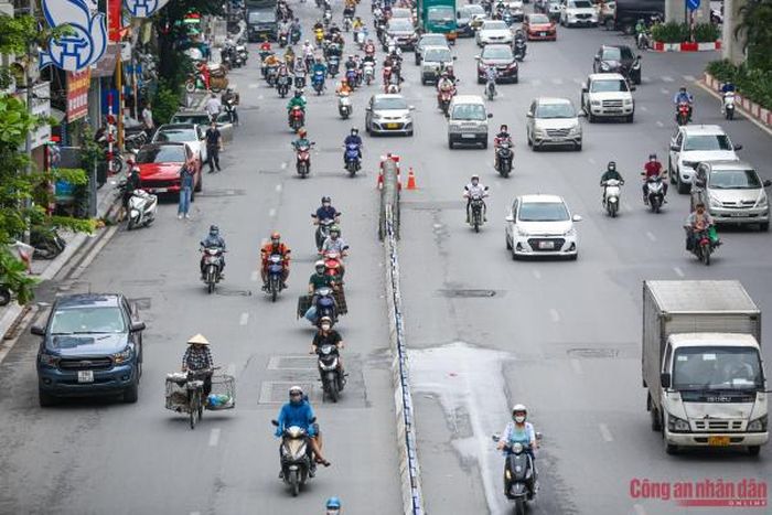 Giao thông trên tuyến đường Nguyễn Trãi vẫn theo cảnh "mạnh ai nấy đi".