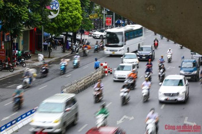 Được biết, thời gian thí điểm phân làn phương tiện bằng dải phân cách cứng trên đường Nguyễn Trãi để tách làn riêng ôtô, xe máy từ ngày 6/8 đến 6/9