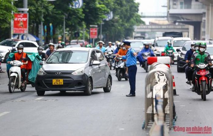 Tuy nhiên nhiều xe không chấp hành, ôtô đi sang làn xe máy và ngược lại.