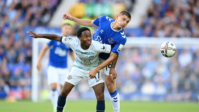 Sterling có trận đấu không quá ấn tượng. Tiền đạo người Anh chơi tự do trên hàng công Chelsea nhưng không được trao nhiều cơ hội. Hệ thống của Chelsea khác nhiều so với Man City khiến Sterling cần thêm thời gian thích nghi.