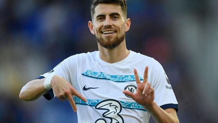Jorginho tiếp tục thể hiện khả năng đá phạt đền ấn tượng của mình tại Premier League. Tiền vệ tuyển Italy thực hiện thành công 18 trên 20 quả phạt đền gần nhất tại Premier League. Anh dễ dàng đánh lừa Jordan Pickford trong tình huống đối mặt.