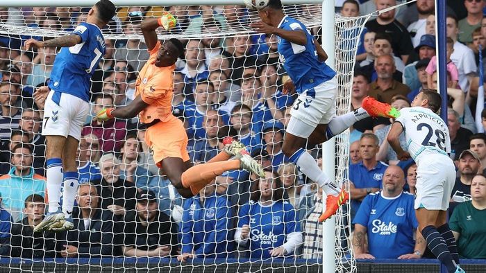 Sau chiến thắng 1-0 trước Everton, thủ môn Edouard Mendy cũng có thống kê ấn tượng khi giữ sạch lưới 47% số trận ở Premier League (31/66). Chỉ Ederson (50%) có tỷ lệ giữ sạch lưới cao hơn trong số các thủ môn bắt chính ít nhất 50 trận tại giải đấu hiện tại.