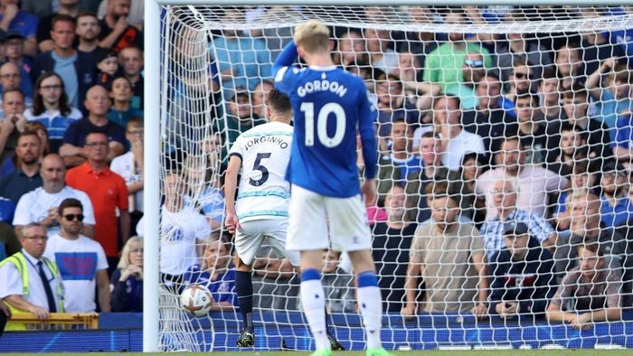 Tuy nhiên, quả phạt 11 m thành công của Jorginho ở cuối hiệp một giúp Chelsea phá dớp thành công trước đội bóng thành phố cảng. Abdoulaye Doucoure phạm lỗi với Ben Chilwell khiến Everton bị thổi phạt trong vùng 16,5 m.