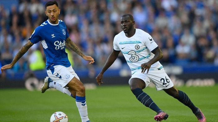Koulibaly ra mắt Ngoại hạng Anh ấn tượng khi có tỷ lệ tắc bóng thành công lên tới 66%. Trung vệ người Senegal cũng đạt tỷ lệ chiến thắng trong tranh chấp trên không ở mức 60% (7 tình huống thành công). Ở khía cạnh rê bóng, Koulibaly đạt tỷ lệ thành công lên tới 100%.