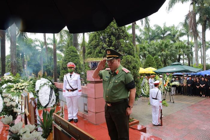 Trung tướng Nguyễn Hải Trung, Ủy viên Ban Thường vụ Thành ủy, Bí thư Đảng ủy, Giám đốc Công an TP Hà Nội chào tiễn biệt liệt sĩ.