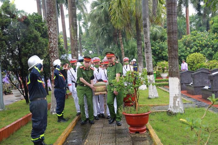 Đồng đội, người thân tiễn đưa liệt sĩ.