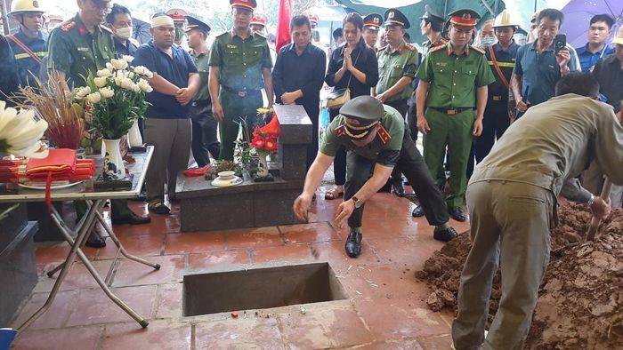 Đồng đội đưa những nắm đất tiễn đưa.