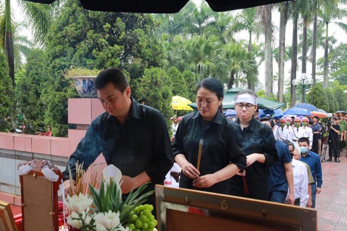 Bố mẹ xót thương tiễn biệt chiến sỹ trẻ hy sinh vì nhân dân.