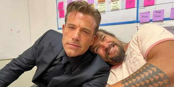 Ben Affleck và Jason Momoa (phải)