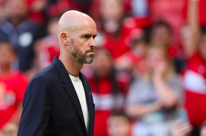 Ten Hag đăm chiêu ngoài đường biên