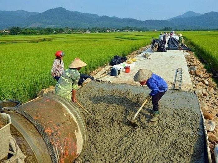 Làm đường giao thông trong xây dựng nông thôn mới.