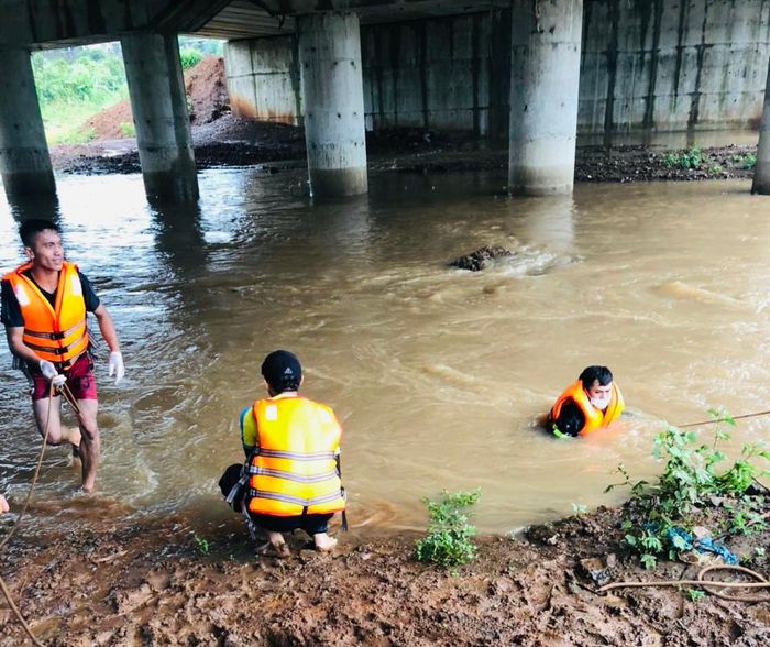 Lực lượng Phòng Cảnh sát PCCC và CNCH tìm kiếm thi thể cụ bà dưới lòng đập thủy lợi phường Ea Tam.