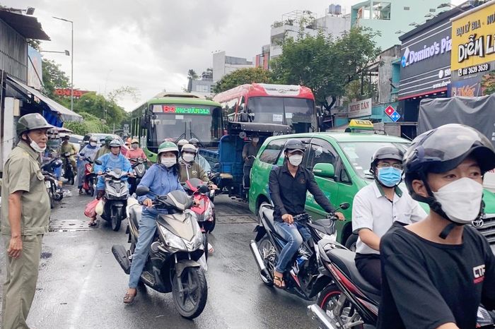 Giao thông trên đường Hòa Bình bị ùn tắc vì cổng chào chắn ngang đường. Ảnh: An Huy.