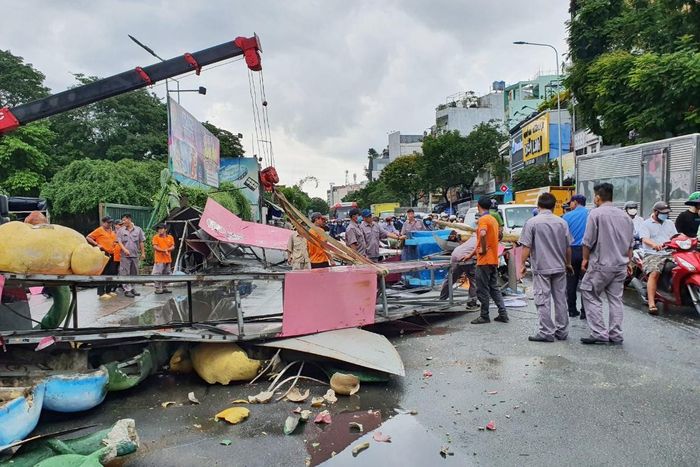 Lực lượng chức năng đang xử lý hiện trường. Ảnh: An Huy.