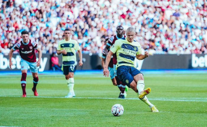 Haaland là người mang về quả phạt đền cho Man City vào phút thứ 35 và cũng là người thực hiện thành công cú sút. Ảnh: Manchester City.