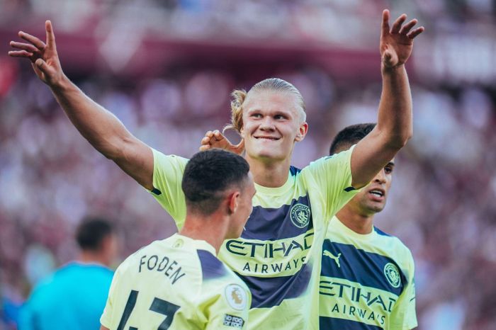 Haaland nhanh chóng trở thành một trong những cầu thủ được yêu thích nhất tại Man City và đồng đội nhờ khả năng ghi bàn của tiền đạo trẻ. Ảnh: Manchester City.