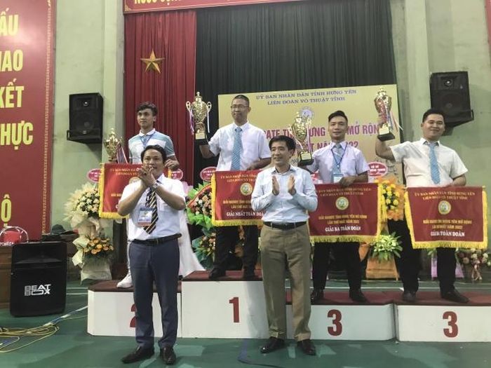 Ban tổ chức trao giải toàn đoàn cho các tập thể