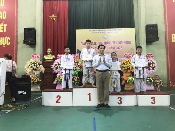Ban tổ chức trao giải cho các cá nhân đoạt giải