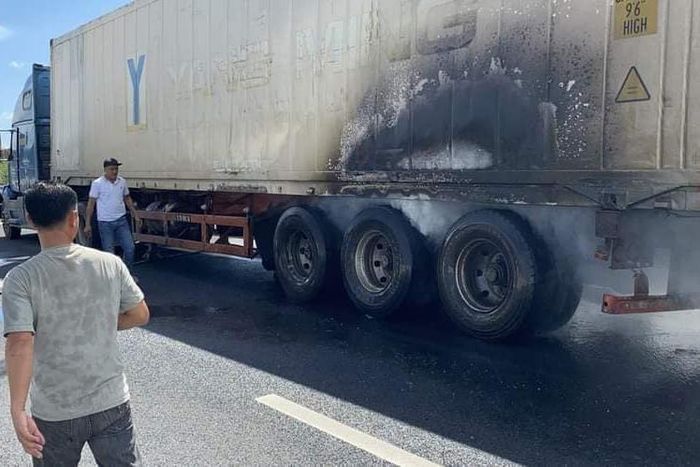 Xe container bị cháy phần rơ- moóc do bị bó phanh (Ảnh: Vũ Tùng)