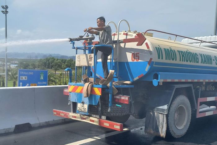 Tài xế xe bồn tới ứng cứu kịp thời (Ảnh: Vũ Tùng)