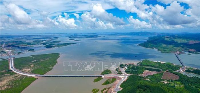 Dự án đường cao tốc Vân Đồn - Móng Cái dự kiến đưa vào khai thác vào dịp 2/9. Ảnh tư liệu: TTXVN phát