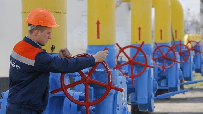 Một công nhân Ukraine kiểm tra van khí của đường ống dẫn khí đốt tự nhiên chính tại trạm nén khí ở Boyarka, gần Kiev. Ảnh: AFP