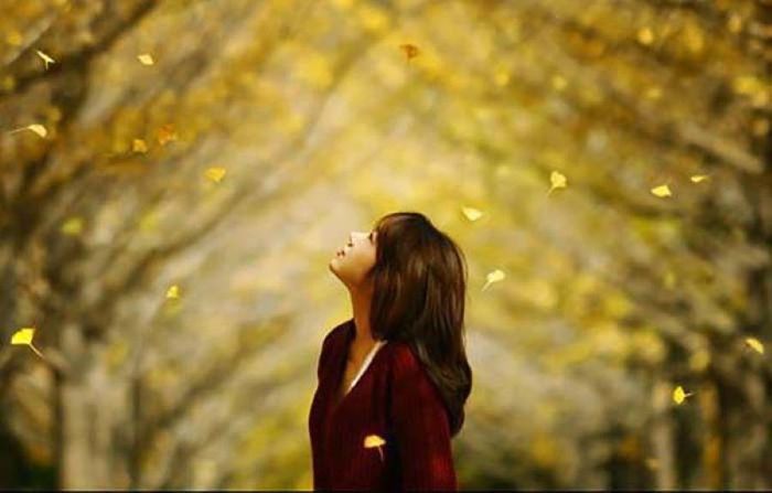 Đi qua những con đường thênh thang của tuổi trẻ, ta chợt nhận ra mối tình đầu chính là những gì tươi đẹp nhất của thanh xuân (Ảnh minh họa)