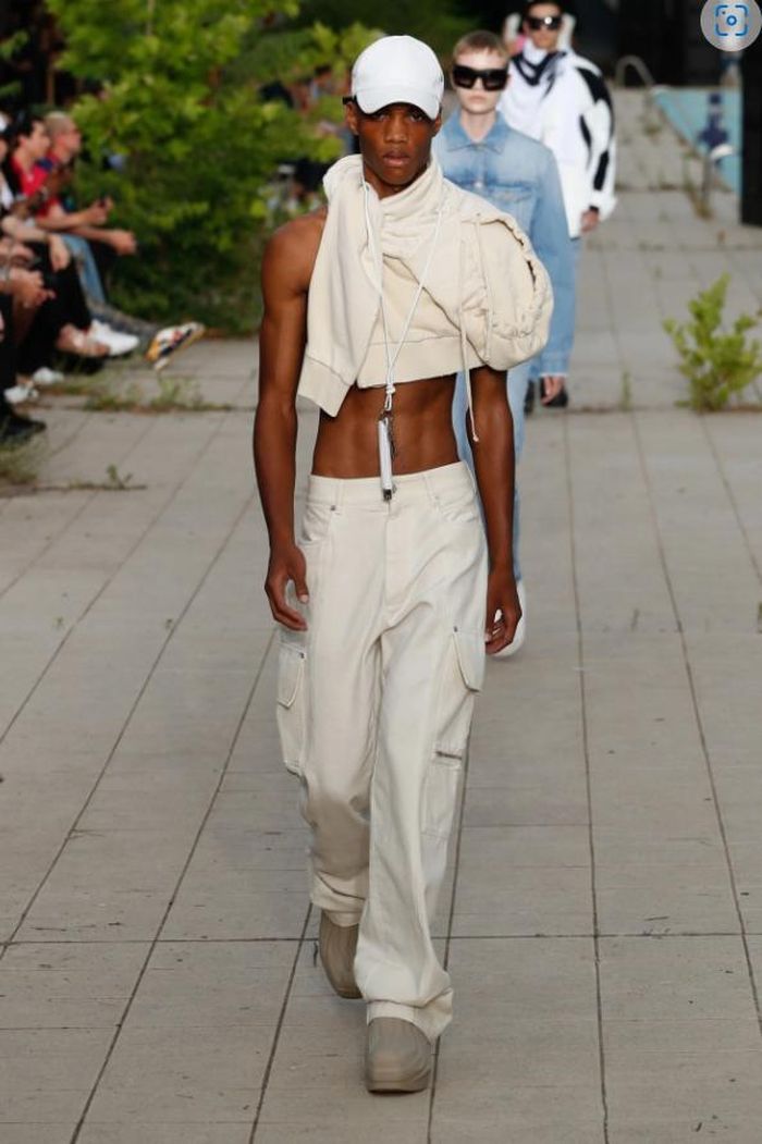 Thom Browne cho ra mắt các thiết kế phi giới tính. BST mang lại cảm giác tự do, hoang dã nhưng không kém phần nam tính, mạnh mẽ.
