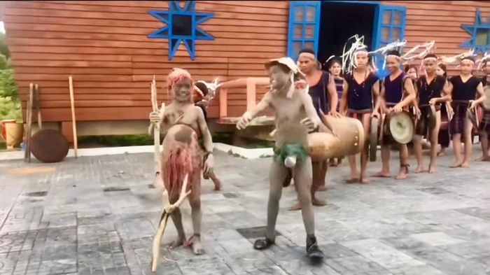 Hai pơtual dẫn đầu đội cồng chiêng trong clip gây tranh cãi. Ảnh cắt từ clip
