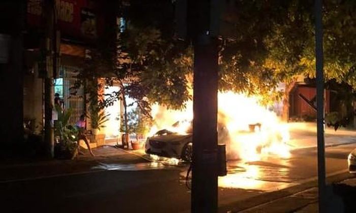 Chiếc ô tô cháy bừng bừng
