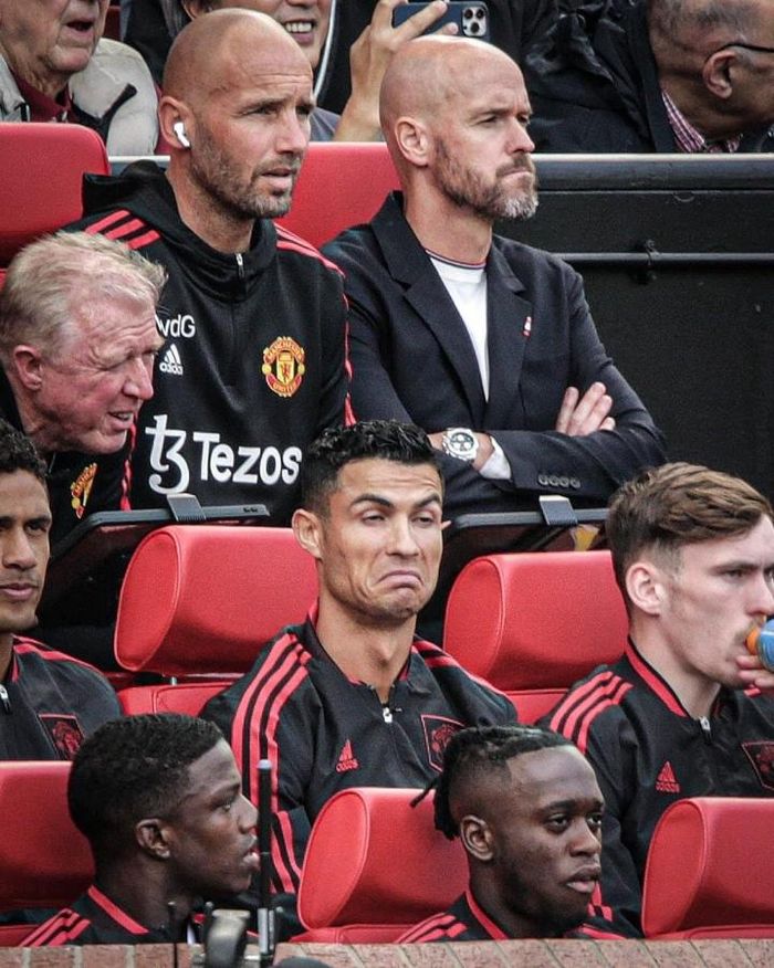 Ronaldo có biểu cảm lạ trên ghế dự bị.